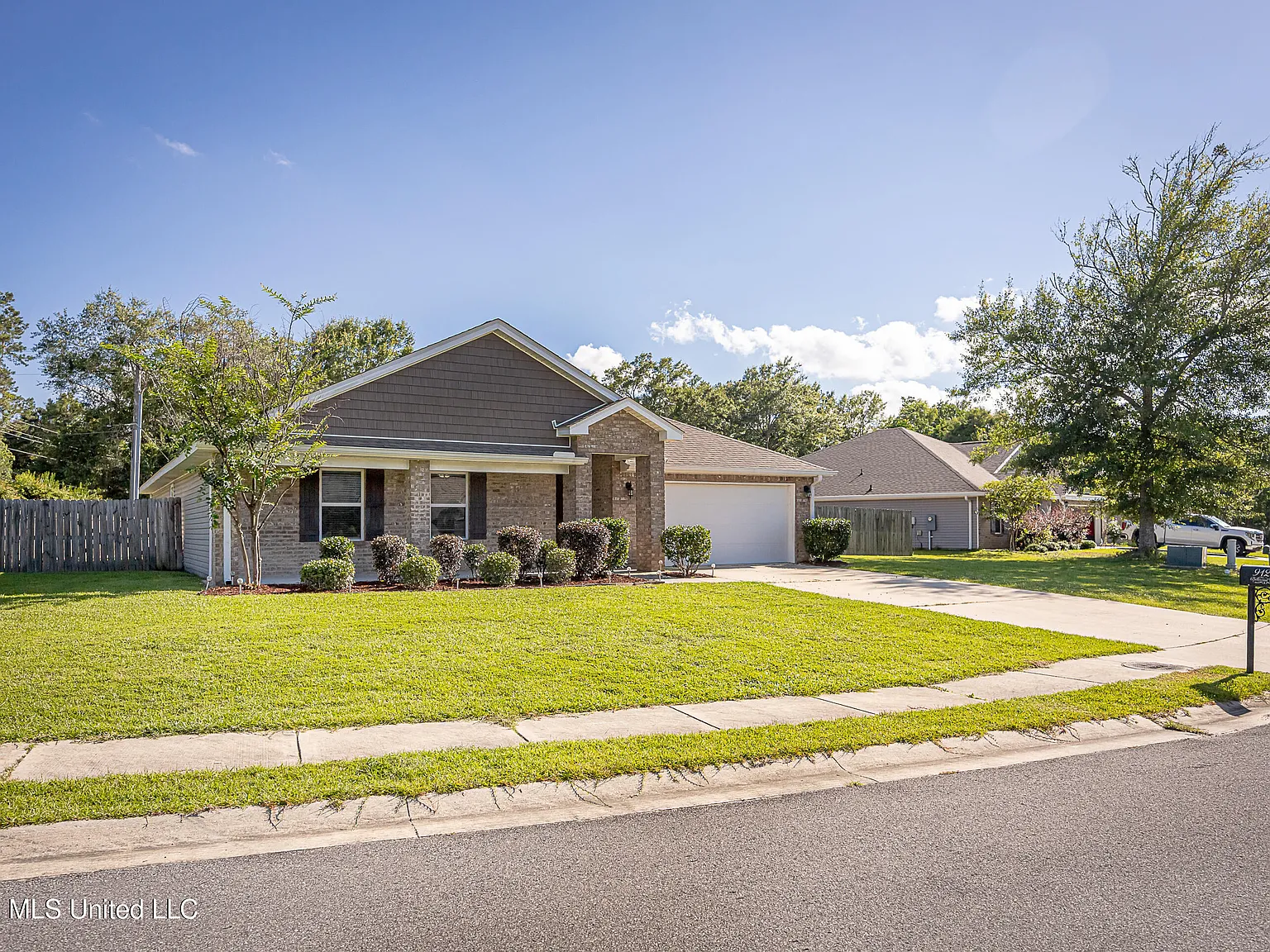 4 bed, 2.0 bath, 2289 sqft, $2,400 — Photo 3