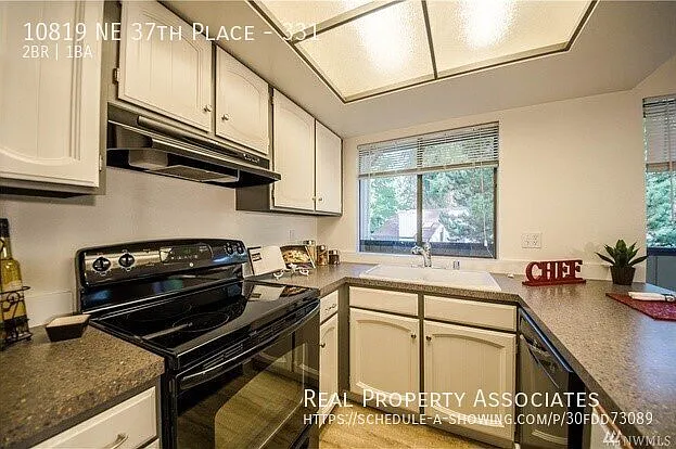 Spacious 2 Bedroom Condo in Bellevue — Photo 4