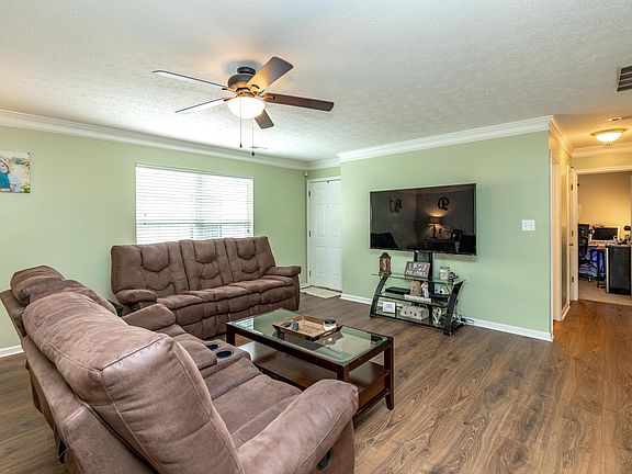 5th image of 708 Pioneer Ln