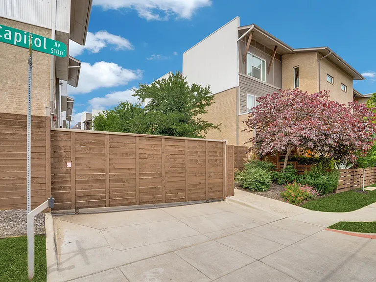 2452 Thatcher Dr — Photo 2