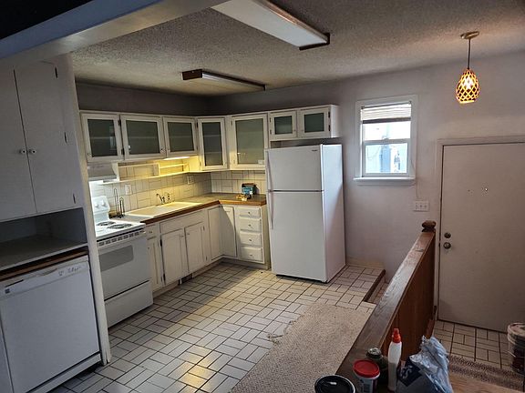 3rd image of 618 Avenue E