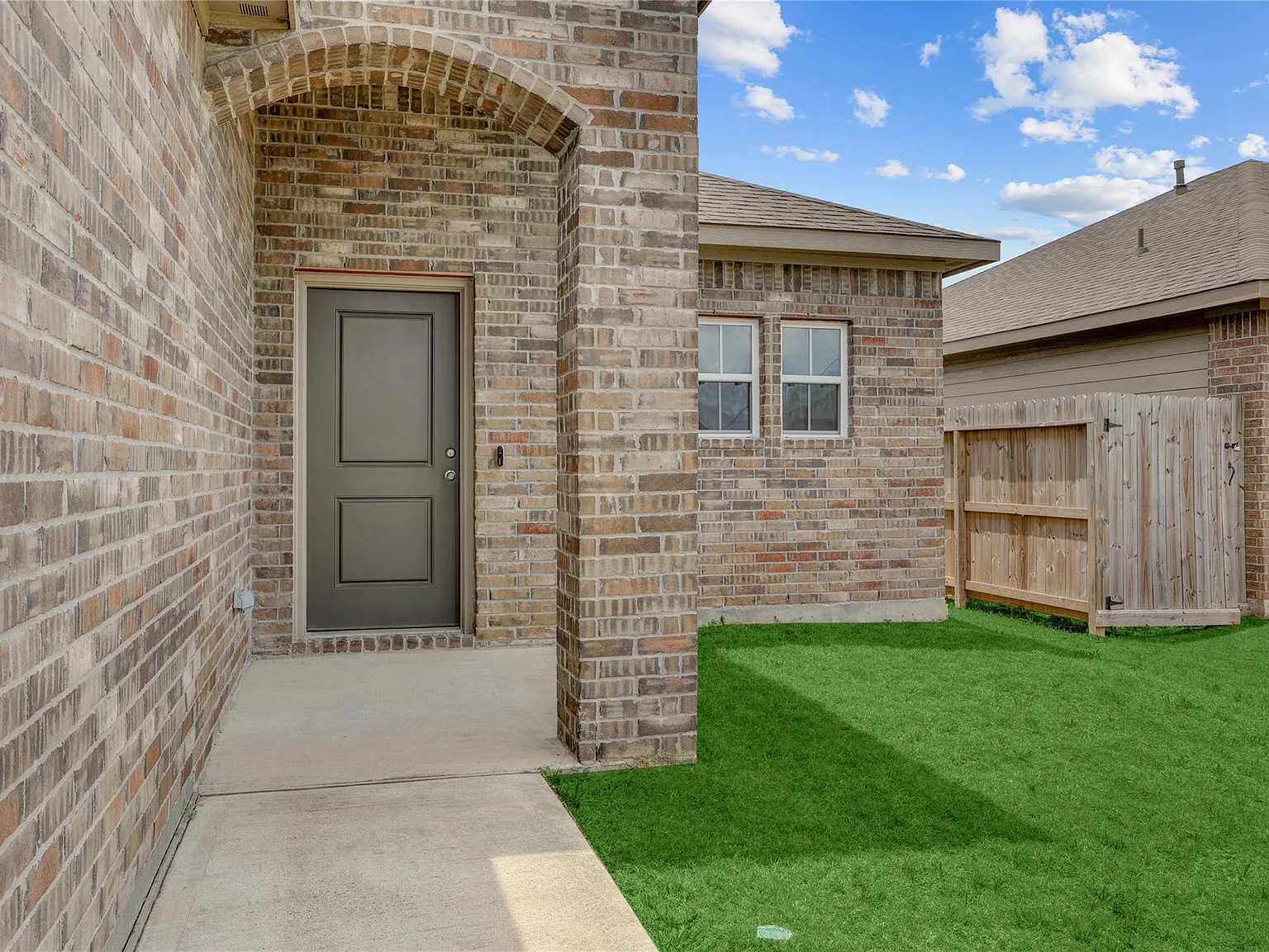 3 bed, 2.0 bath, 1588 sqft, $1,500 — Photo 2