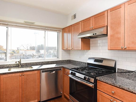 3rd image of 2333 W Lunt Ave Unit 405