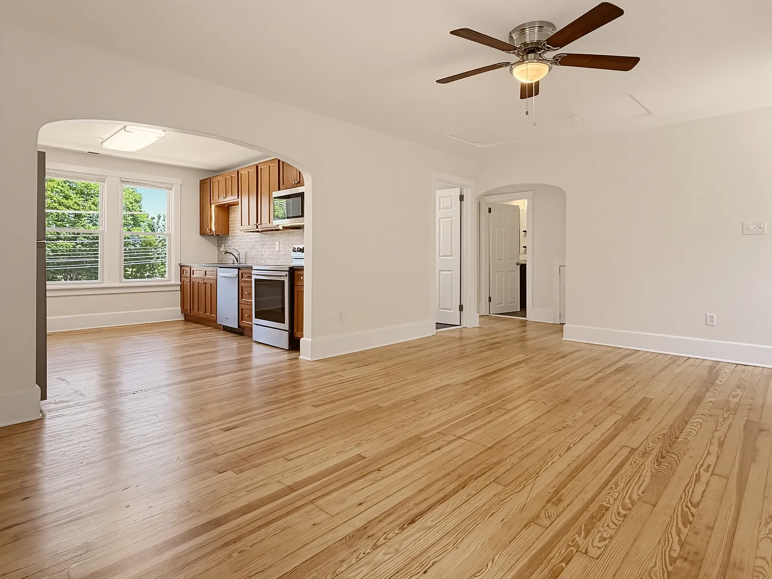 3 bed, 1100 sqft, $2,300 — Photo 3