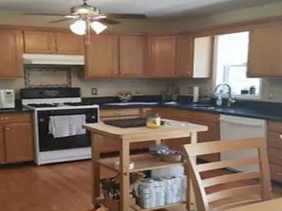 4th image of 99 Willow Dr