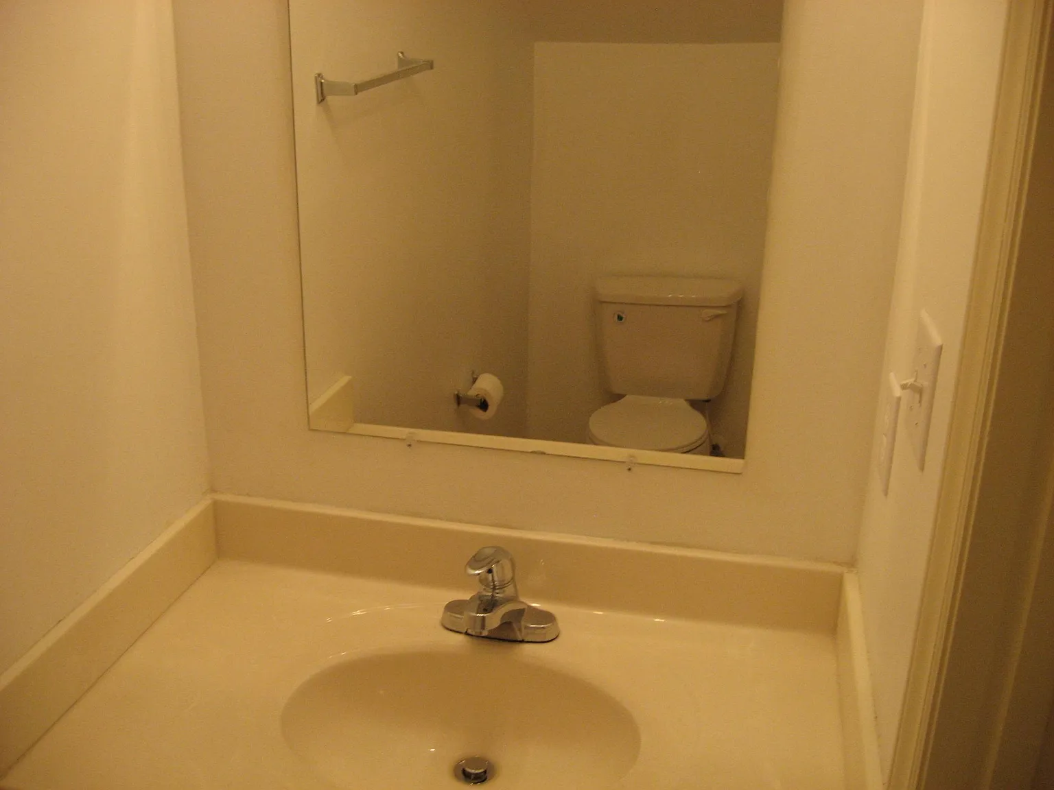 3 bed, 2.5 bath, 1352 sqft, $1,820 — Photo 3