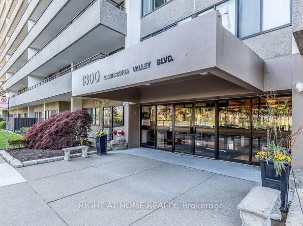 1300 Mississauga Valley Blvd #305, Mississauga, ON L5A 3S8