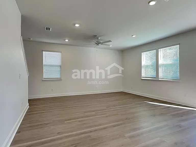 519 Armstrong Curv — Photo 5