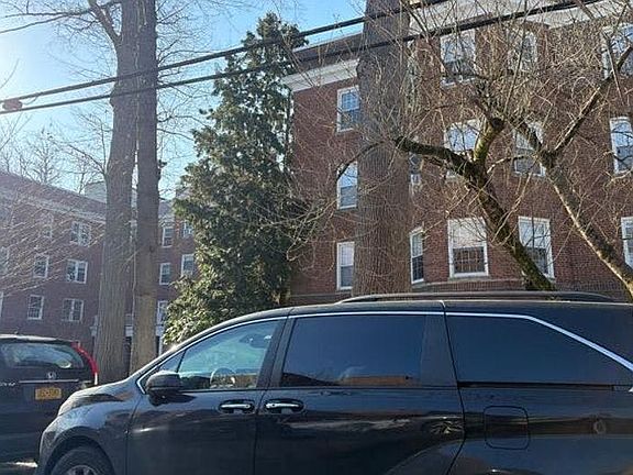 2nd image of 90 Knightsbridge Rd