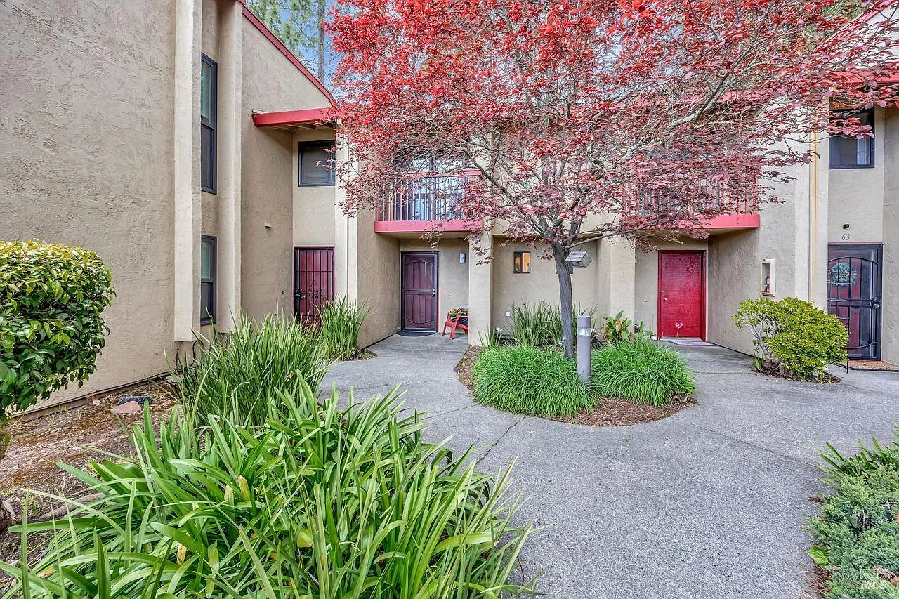60 Redwood Court photo 1