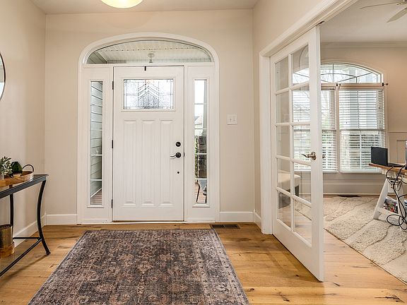 4th image of 304 N Excalibur Dr