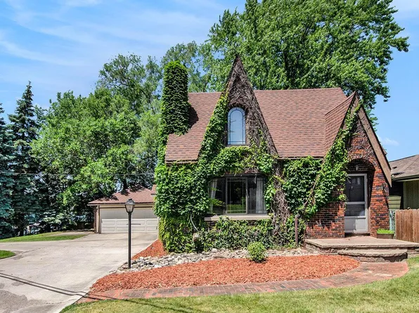 2058 S Long Lake Rd, Fenton, MI 48430