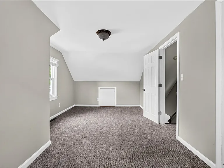 211 Windemere Rd — Photo 15