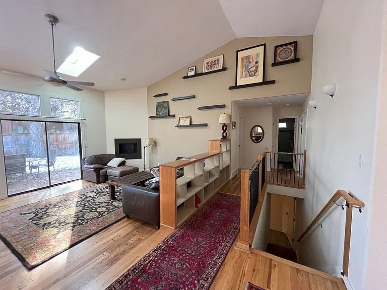 1320 Oak Ct — Photo 3