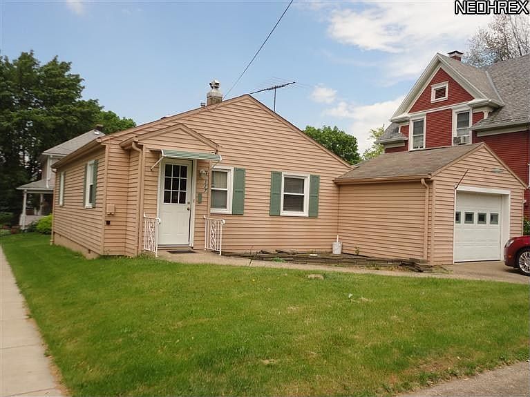 1st image of 327 E Oak St