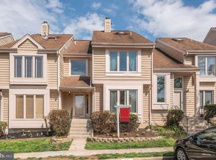 1060 Trevino Ln, Herndon, VA 20170
