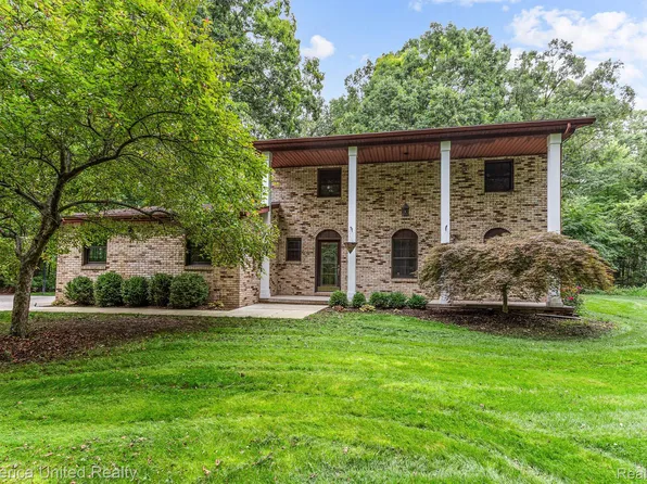 2990 Monterey Ct, Howell, MI 48855