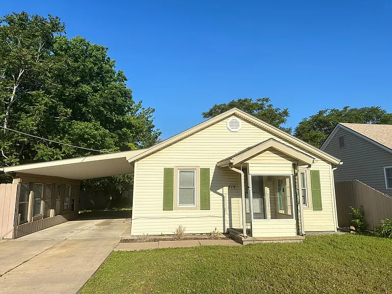 719 N Saint Paul Ave — Photo 1