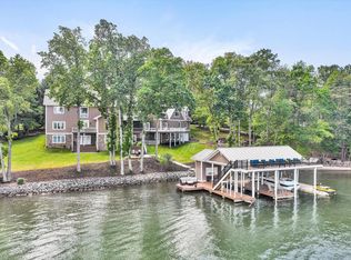 140 Island Dr, Moneta, VA 24121