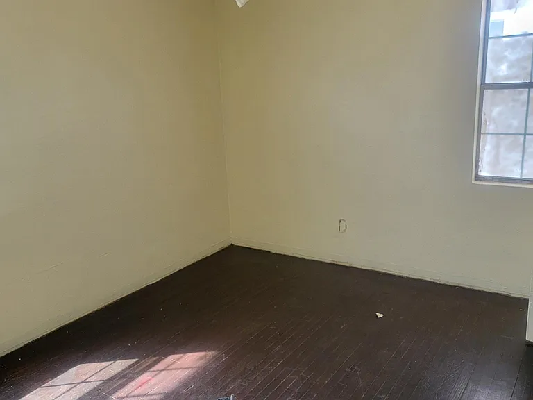 1023 W Temple St — Photo 4
