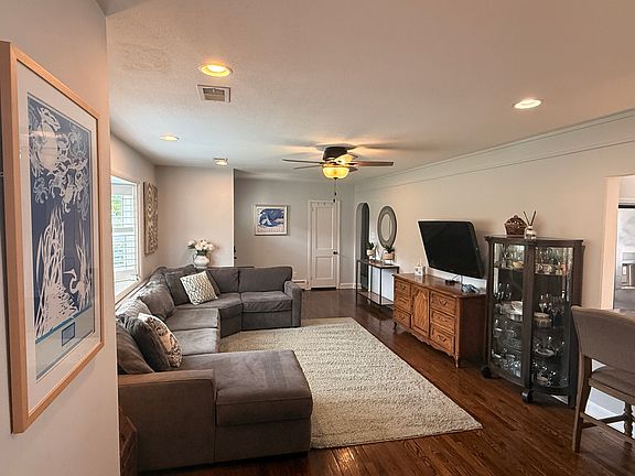 4th image of 466 Manor Rd