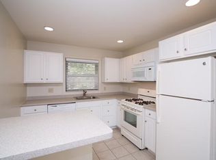 109 Kaye Vue Dr APT 2M, Hamden, CT 06514