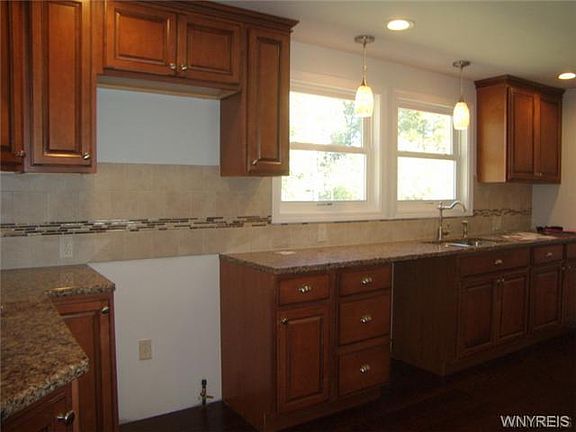 5th image of 1082 E Robinson St