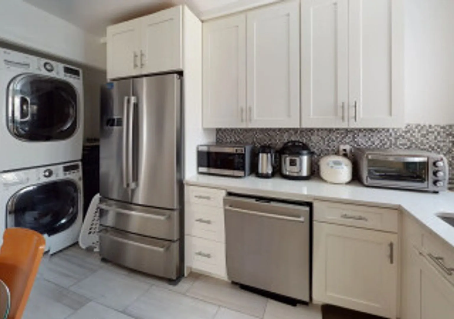 Luxury Townhouse with Chef's Kitchen, Central Air & 3-Car Parking — Photo 4