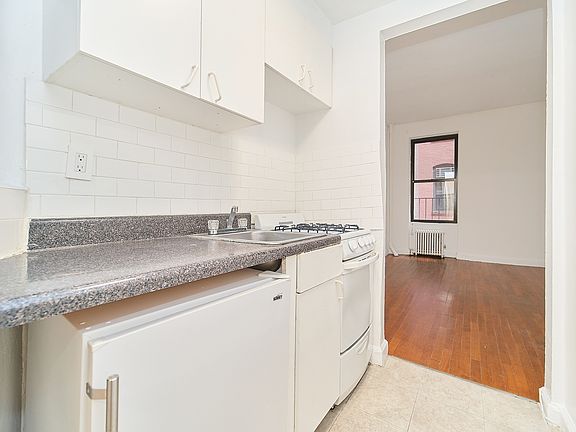 5th image of 353 W 44th St APT 2C