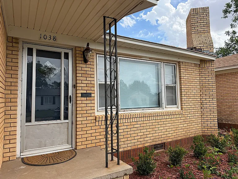 1038 E Walnut St — Photo 3