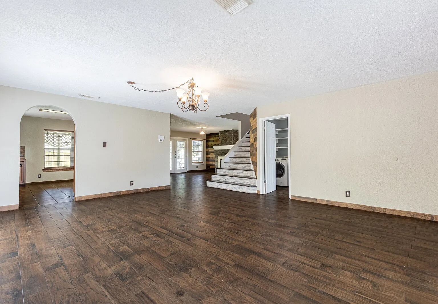 5 bed, 2.5 bath, 2612 sqft, $1,800 — Photo 4