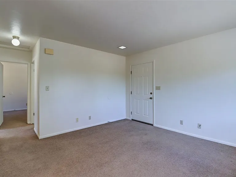 645 Ash St — Photo 5