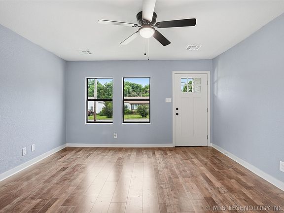 3rd image of 330 N Oak St