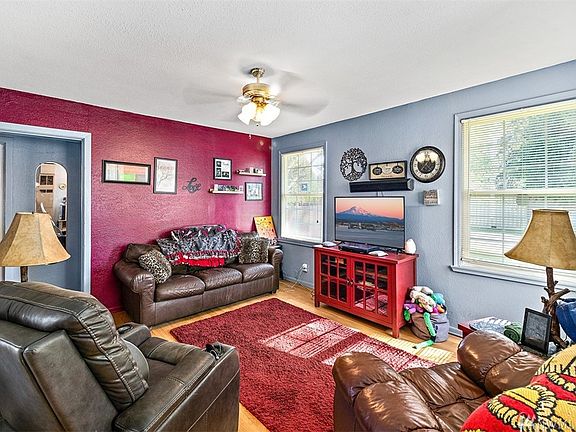 4th image of 14021 6th Ave E