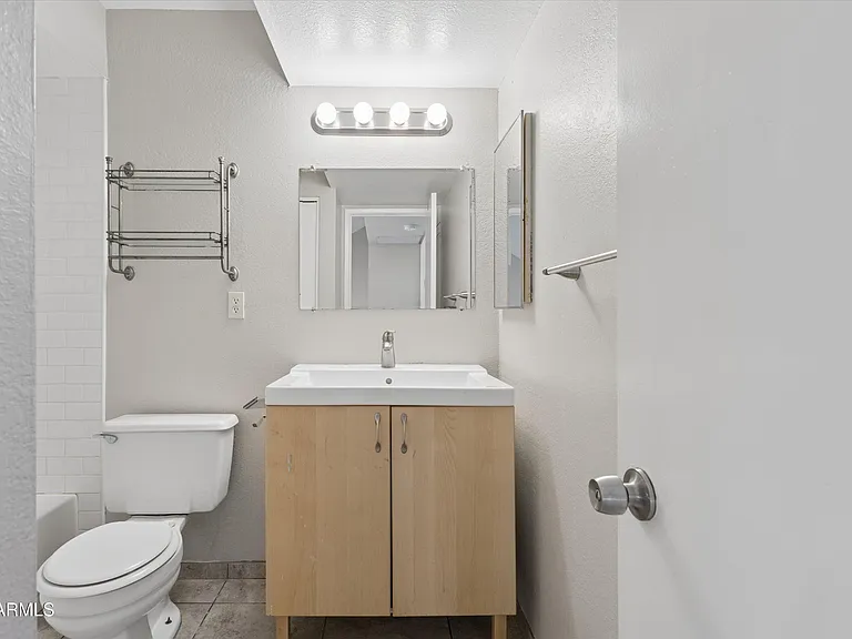 407 E Pecan Rd — Photo 17