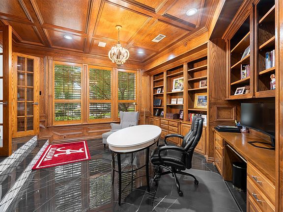 5th image of 1313 Chatsworth Ct E