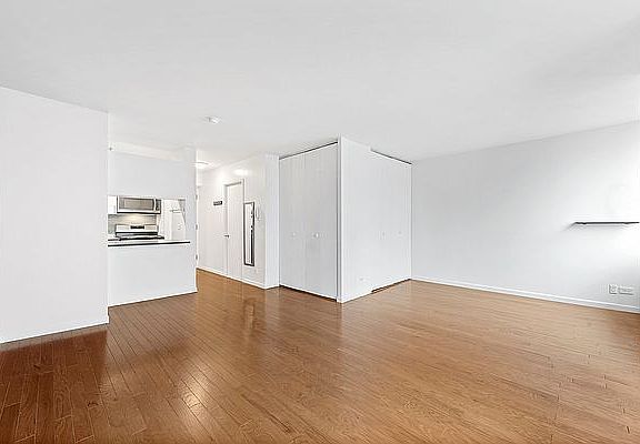 3rd image of 250 E 40th St APT 34D