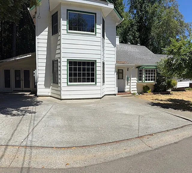 598 Redwood Ave — Photo 1