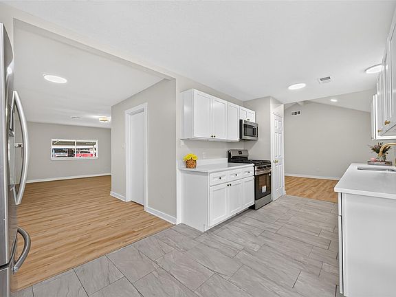 3rd image of 6418 Standing Oaks St