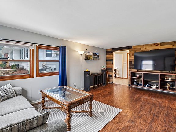4th image of 4038 52nd St