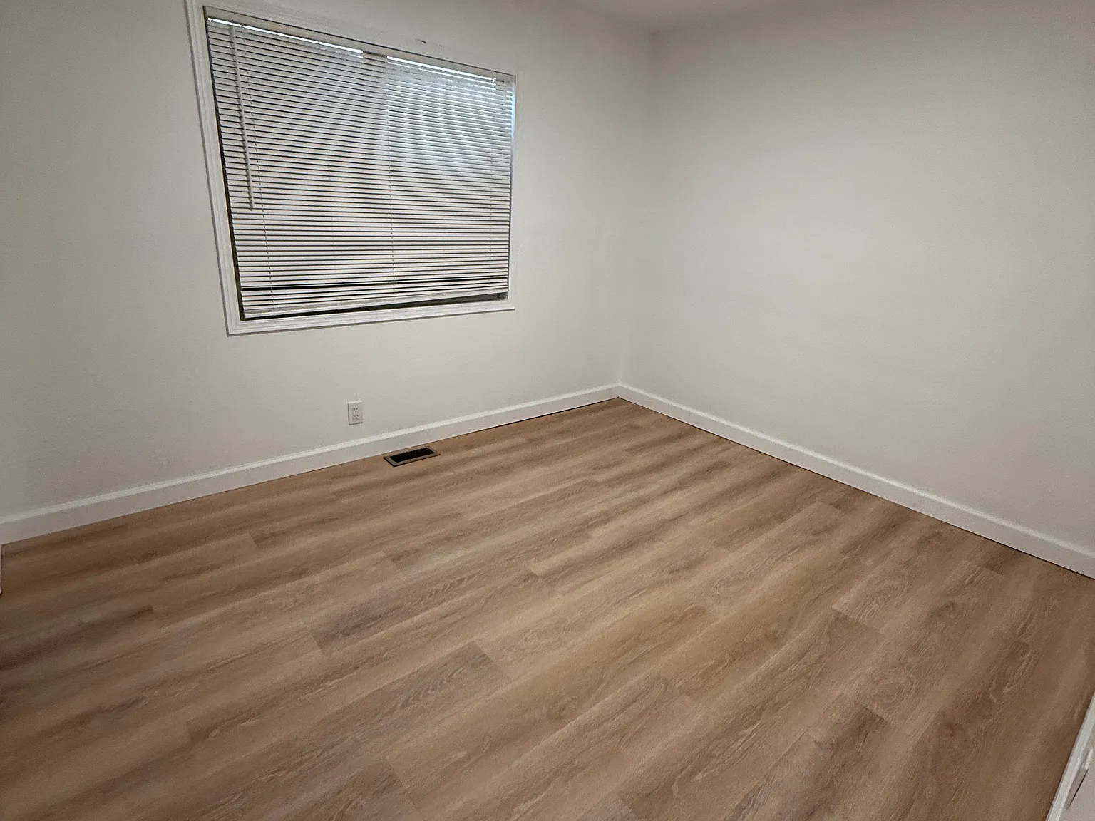 5 bed, 1390 sqft, $1,500 — Photo 3