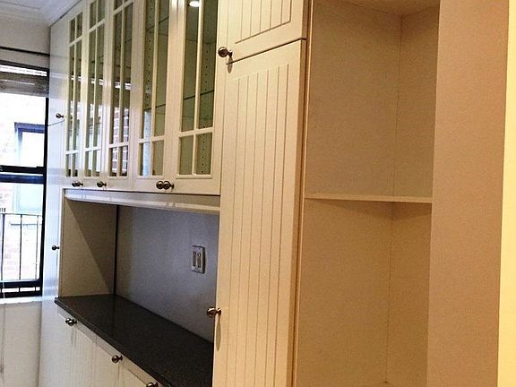 4th image of 303 E 37th St APT 4G