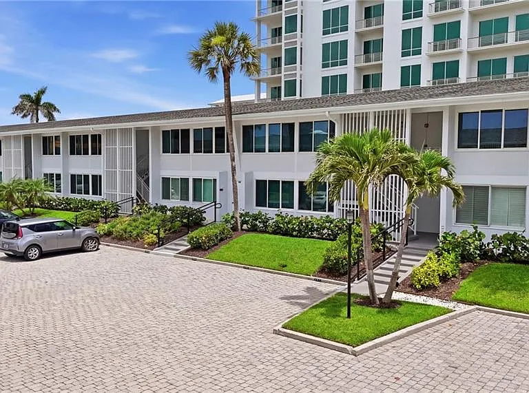 1065 Gulf Shore Blvd N #108 — Photo 28