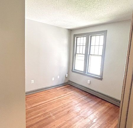 3rd image of 926 Asylum Ave