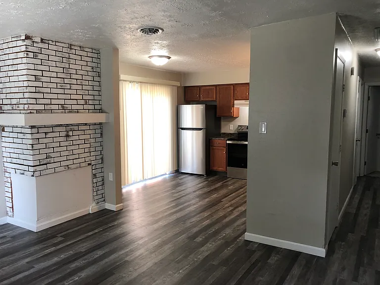 1037 Cameron Ln — Photo 4
