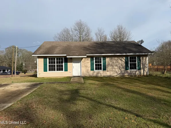 211 3rd St NE, Magee, MS 39111