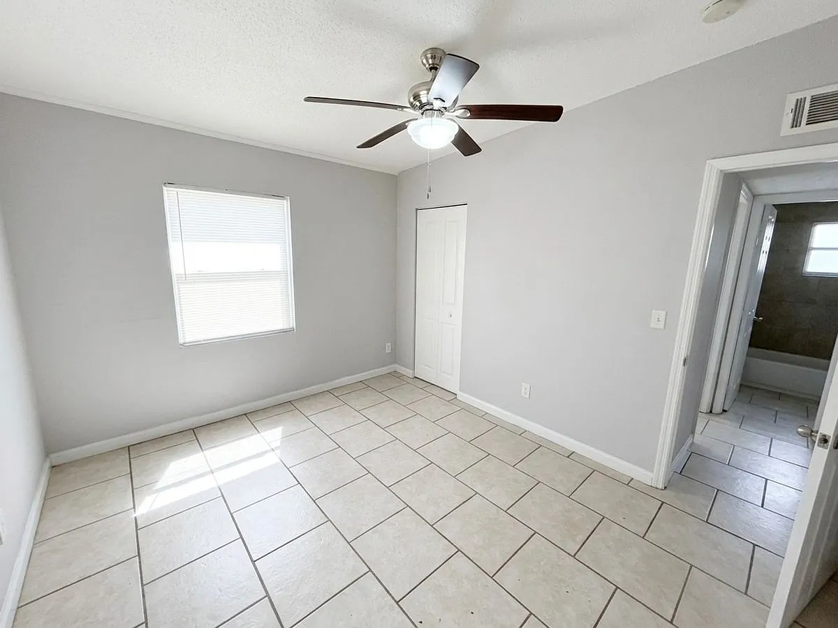 740 W. Robinson St. Unit Upper — Photo 3