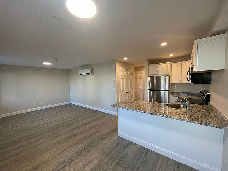 129 Kenoza Ave — Photo 5