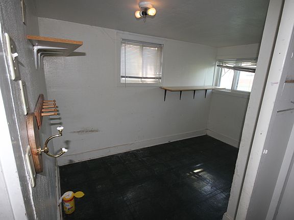 4th image of 909 N J St