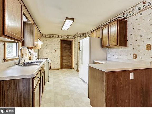 4th image of 227 Daniels Ave